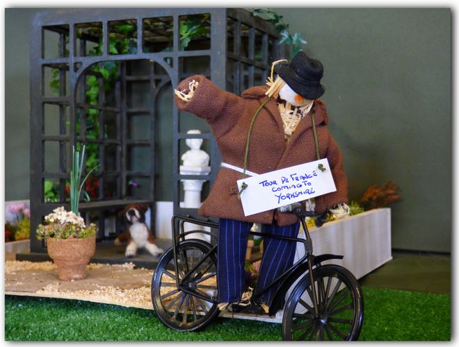 mini scarecrow tour de france