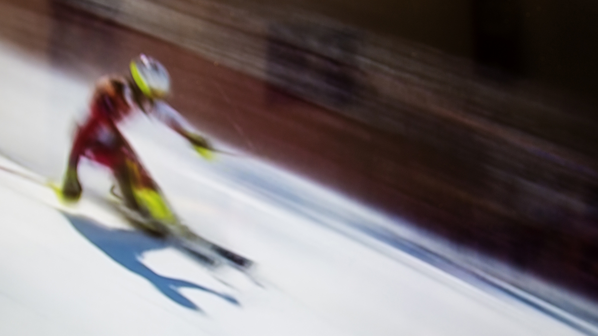Skier downhill viewfinders 16x9 1