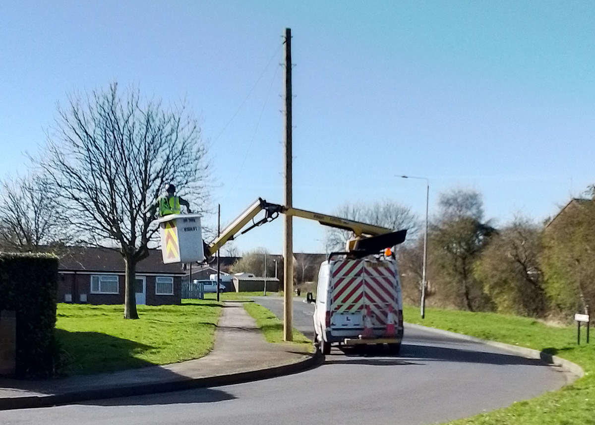 Drapers Lane cabling no road signs 2