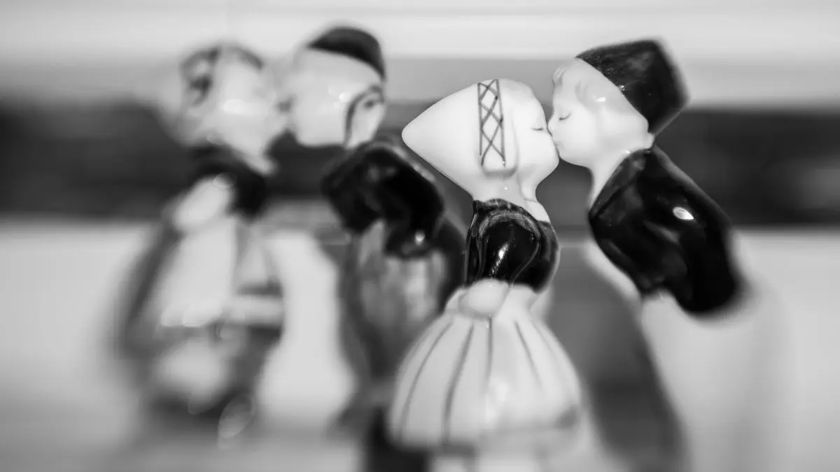 Dutch kissers in monochrome photo taken on the Sweet 22 Lensbaby.